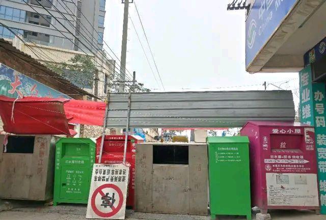 半岛体育综合官方APP下载南宁城中村、小区里很多这种大箱子回收旧衣服但有些却是假(图4)