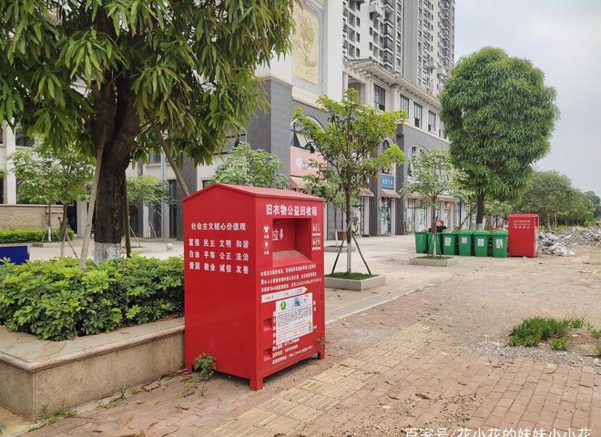 半岛体育综合官方APP下载南宁城中村、小区里很多这种大箱子回收旧衣服但有些却是假(图2)