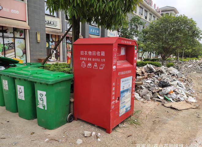 半岛体育综合官方APP下载南宁城中村、小区里很多这种大箱子回收旧衣服但有些却是假(图1)