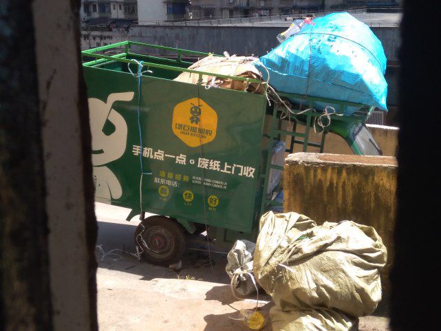 半岛APP最新版本下载重庆一小区现流动废品收购站 居民足不出户卖废品可换钱(图3)