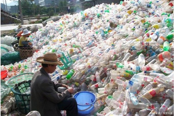半岛APP最新版本下载重庆一小区现流动废品收购站 居民足不出户卖废品可换钱(图4)