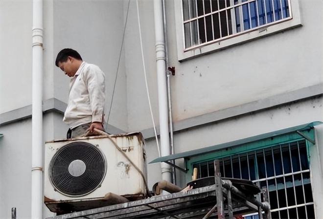 半岛官方APP下载男子回收旧空调时意外坠亡家属向户主索赔200万上海法院判了(图2)